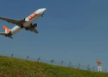 O programa Voa Brasil, que pretende vender passagens aéreas 200 reais, vai... Leia mais em https://www.cartacapital.com.br/politica/voa-brasil-programa-com-passagens-aereas-a-r-200-vai-ser-lancado-em-5-de-fevereiro/. O conteúdo de CartaCapital está protegido pela legislação brasileira sobre direito autoral. Essa defesa é necessária para manter o jornalismo corajoso e transparente de CartaCapital vivo e acessível a todos. (Divulgação)