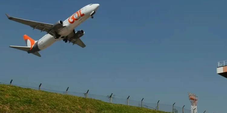 O programa Voa Brasil, que pretende vender passagens aéreas 200 reais, vai... Leia mais em https://www.cartacapital.com.br/politica/voa-brasil-programa-com-passagens-aereas-a-r-200-vai-ser-lancado-em-5-de-fevereiro/. O conteúdo de CartaCapital está protegido pela legislação brasileira sobre direito autoral. Essa defesa é necessária para manter o jornalismo corajoso e transparente de CartaCapital vivo e acessível a todos. (Divulgação)