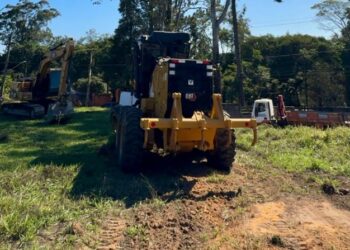 Os serviços de preparação no bairro já tiveram início e as obras, que seguirão pelos próximos dias, incluem a construção de guias, sarjetas, calçadas, “sarjetões” e asfalto em 11 ruas, que até então, nunca haviam recebido pavimentação. (Divulgação)