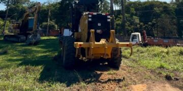 Os serviços de preparação no bairro já tiveram início e as obras, que seguirão pelos próximos dias, incluem a construção de guias, sarjetas, calçadas, “sarjetões” e asfalto em 11 ruas, que até então, nunca haviam recebido pavimentação. (Divulgação)