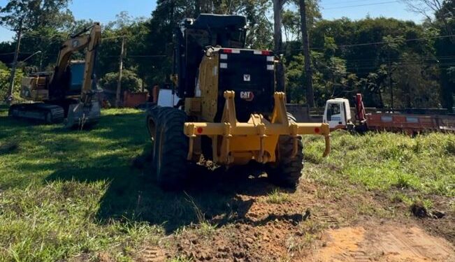 Os serviços de preparação no bairro já tiveram início e as obras, que seguirão pelos próximos dias, incluem a construção de guias, sarjetas, calçadas, “sarjetões” e asfalto em 11 ruas, que até então, nunca haviam recebido pavimentação. (Divulgação)