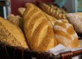 Os alunos vão aprender a arte de fazer pães artesanais em um curso prático e informativo. (Divulgação)