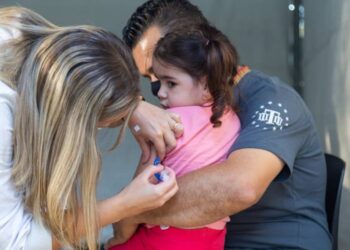 No calendário básico de vacinação para crianças com menos de 1 ano, estão previstas as imunizações contra doenças como tétano, difteria, sarampo, caxumba, rubéola, além de poliomielite e coqueluche, que têm como principal forma de prevenção a vacina. (Divulgação/Estado de São Paulo)