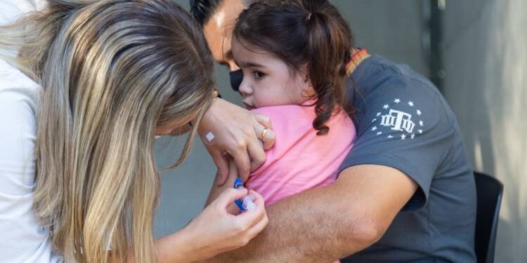 No calendário básico de vacinação para crianças com menos de 1 ano, estão previstas as imunizações contra doenças como tétano, difteria, sarampo, caxumba, rubéola, além de poliomielite e coqueluche, que têm como principal forma de prevenção a vacina. (Divulgação/Estado de São Paulo)