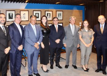 A deputada federal Simone Marquetto (MDB-SP) em Brasília, a parlamentar, acompanhada pelo Embaixador de Portugal, Luís Faro Ramos e pelos deputados federais Luiz Gastão (PSD-CE) e Antonio Brito (PSD-BA) esteve na Associação Brasileira de Emissoras de Rádios e Televisão (ABERT). (Divulgação)