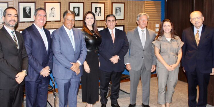 A deputada federal Simone Marquetto (MDB-SP) em Brasília, a parlamentar, acompanhada pelo Embaixador de Portugal, Luís Faro Ramos e pelos deputados federais Luiz Gastão (PSD-CE) e Antonio Brito (PSD-BA) esteve na Associação Brasileira de Emissoras de Rádios e Televisão (ABERT). (Divulgação)