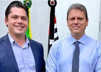 O prefeito e candidato a reeleição, Jeferson Brun, e o governador Tarcísio de Freitas. (Divulgação)