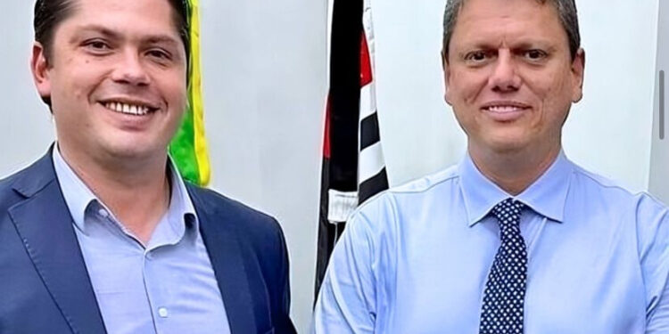 O prefeito e candidato a reeleição, Jeferson Brun, e o governador Tarcísio de Freitas. (Divulgação)