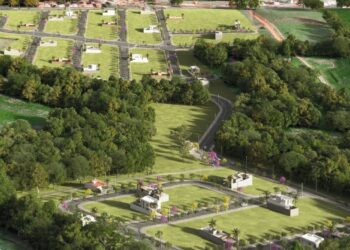 A infraestrutura completa inclui áreas de lazer com playground, quadra de beach tennis, pista de caminhada, redário e áreas verdes preservadas. (Divulgação)