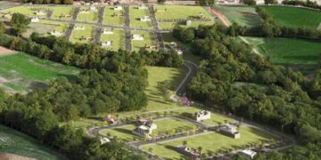 A infraestrutura completa inclui áreas de lazer com playground, quadra de beach tennis, pista de caminhada, redário e áreas verdes preservadas. (Divulgação)