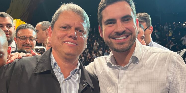 O governador Tarcísio de Freitas e Matheus Francatto. (Divulgação)