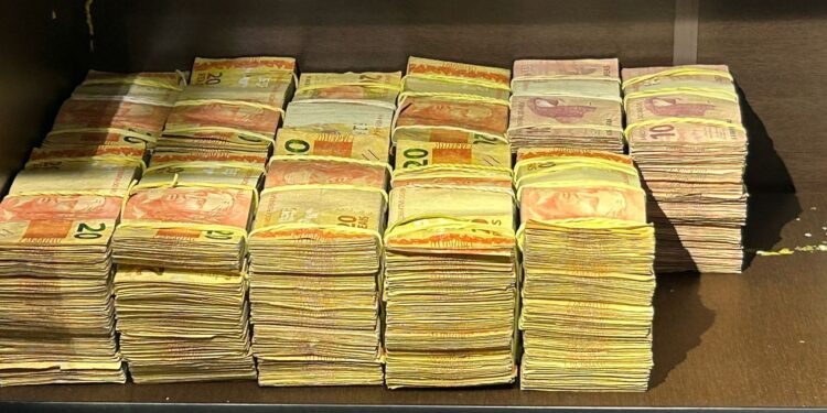 A operação envolveu o cumprimento de 10 mandados de busca e apreensão, com a participação de 56 policiais civis e agentes do GAECO. (Divulgação/Polícia Civil)