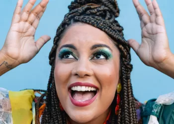 Além de escrever histórias, Mari Bigio canta e é radialista (Divulgação)