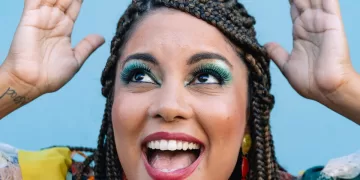 Além de escrever histórias, Mari Bigio canta e é radialista (Divulgação)