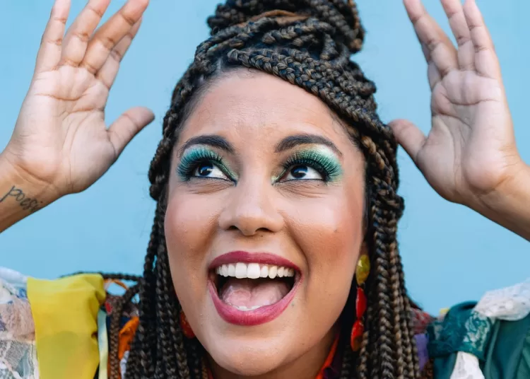 Além de escrever histórias, Mari Bigio canta e é radialista (Divulgação)