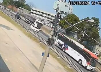 Um caminhão desgovernado atingiu a traseira do ônibus que transportava 16 pessoas. (Divulgação)