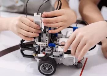 A proposta é transformar adolescentes com poucas oportunidades de acesso ao ambiente virtual em criadores de tecnologia, iniciando a qualificação profissional deles. (Divulgação)