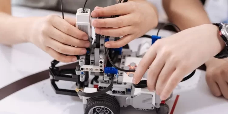 A proposta é transformar adolescentes com poucas oportunidades de acesso ao ambiente virtual em criadores de tecnologia, iniciando a qualificação profissional deles. (Divulgação)