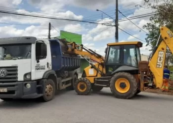 A orientação da Vigilância Epidemiológica é para que os moradores separem e coloquem em suas calçadas todos itens inservíveis que possam acumular água. (Divulgação)