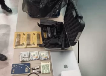 Durante a ação, foram apreendidos valores em dinheiro, documentos de interesse da investigação, armas de fogo, passaportes e aparelhos eletrônicos. (Divulgação/Policia Civil)