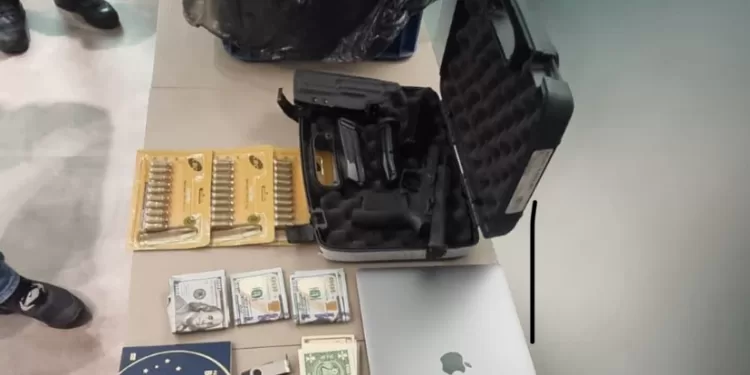 Durante a ação, foram apreendidos valores em dinheiro, documentos de interesse da investigação, armas de fogo, passaportes e aparelhos eletrônicos. (Divulgação/Policia Civil)