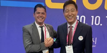 Prefeito Jeferson Brun apresenta transporte gratuito em Itapetininga como exemplo de mobilidade durante a Seoul Smart Life Week, na Coreia do Sul
