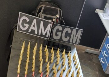 Na abordagem, foi encontrada uma pochete contendo drogas, dinheiro e um celular. (Divulgação)