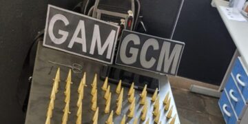 Na abordagem, foi encontrada uma pochete contendo drogas, dinheiro e um celular. (Divulgação)