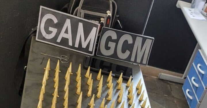 Na abordagem, foi encontrada uma pochete contendo drogas, dinheiro e um celular. (Divulgação)