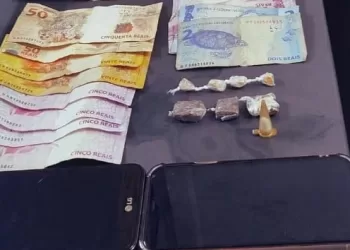 A GCM apreendeu entorpecentes, dinheiro e três celulares na vila Mazzei. (Divulgação/GCM)