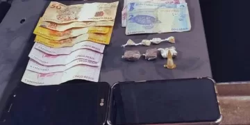 A GCM apreendeu entorpecentes, dinheiro e três celulares na vila Mazzei. (Divulgação/GCM)