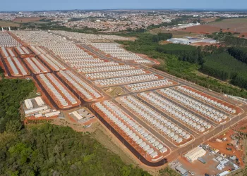 As casas terão 43,85 m², não geminadas, com dois dormitórios, sala, cozinha, banheiro, área de serviço coberta, laje, piso cerâmico em todos os ambientes, quintal e vaga de garagem.(Divulgação)