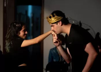 Em uma atmosfera medieval repleta de magia, heroísmo e lendas, a peça explora a jornada do Rei Arthur. (Lucas de Albuquerque Lourenço)