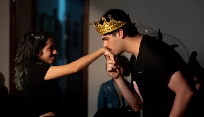 Em uma atmosfera medieval repleta de magia, heroísmo e lendas, a peça explora a jornada do Rei Arthur. (Lucas de Albuquerque Lourenço)