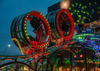 Parque de diversão com chocolate: carrossel, montanha russa e outlet na loja da fábrica da Cacau Show em Itapevi. (Divulgação)