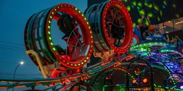 Parque de diversão com chocolate: carrossel, montanha russa e outlet na loja da fábrica da Cacau Show em Itapevi. (Divulgação)