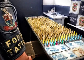 Com eles foram aprendidos: 447 pinos de cocaína, 30 porções de maconha e R$ 420 em espécie. (Divulgação)