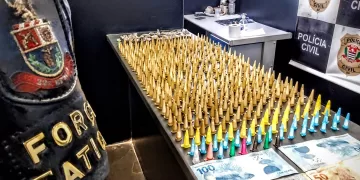 Com eles foram aprendidos: 447 pinos de cocaína, 30 porções de maconha e R$ 420 em espécie. (Divulgação)