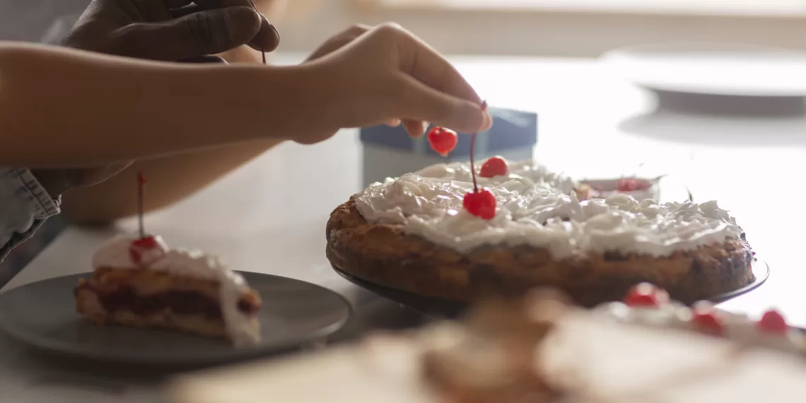 O curso tem como objetivo ensinar técnicas de confeitaria básica, com foco na preparação de bolos e tortas, com a orientação de profissionais qualificados. (Freepik)