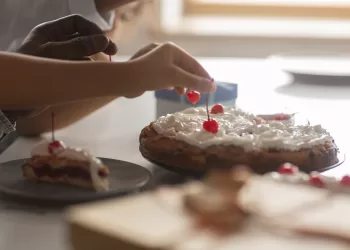 O curso tem como objetivo ensinar técnicas de confeitaria básica, com foco na preparação de bolos e tortas, com a orientação de profissionais qualificados. (Freepik)