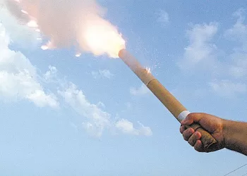 A proibição se aplica a recintos fechados, ambientes abertos, áreas públicas e locais privados. Fogos que produzem efeitos visuais sem estampidos podem continuar a ser utilizados e comercializados. (Divulgação)