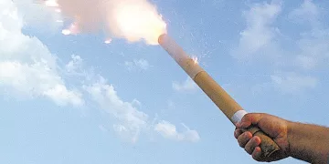 A proibição se aplica a recintos fechados, ambientes abertos, áreas públicas e locais privados. Fogos que produzem efeitos visuais sem estampidos podem continuar a ser utilizados e comercializados. (Divulgação)