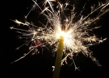 A CPFL Paulista, por meio de sua campanha Guardião da Vida, divulgou os principais alertas que se deve ter na soltura de fogos, que com estampido é proibido no estado de SP ... - Veja mais em https://tododia.com.br/brasil-mundo/atente-se-os-riscos-de-soltar-fogos-de-artificio-proximo-a-rede-eletrica/