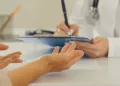 Médico atende paciente. (Canva)