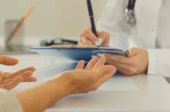 Médico atende paciente. (Canva)