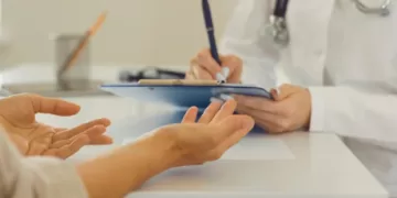 Médico atende paciente. (Canva)