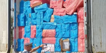 Durante a vistoria no veículo foram encontradas mil caixas de cigarros, que somaram um milhão de maços. Foto: SSP