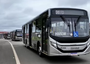 Os ônibus são equipados com câmeras de monitoramento interno e externo, plataforma de acessibilidade, câmera de ré, carregadores USB para celulares e sistema de agente redutor de emissão de gases poluentes, conhecido como Arla 32. (Divulgação)