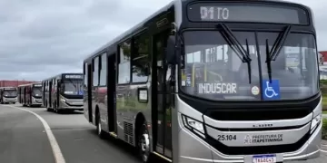Os ônibus são equipados com câmeras de monitoramento interno e externo, plataforma de acessibilidade, câmera de ré, carregadores USB para celulares e sistema de agente redutor de emissão de gases poluentes, conhecido como Arla 32. (Divulgação)