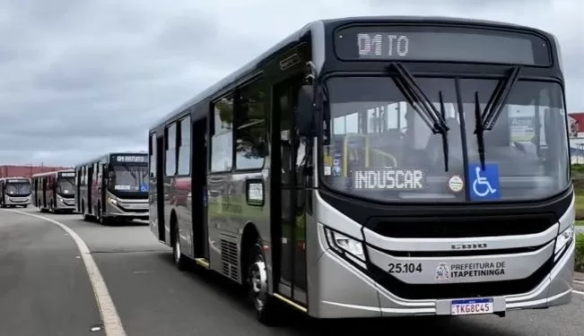 Os ônibus são equipados com câmeras de monitoramento interno e externo, plataforma de acessibilidade, câmera de ré, carregadores USB para celulares e sistema de agente redutor de emissão de gases poluentes, conhecido como Arla 32. (Divulgação)